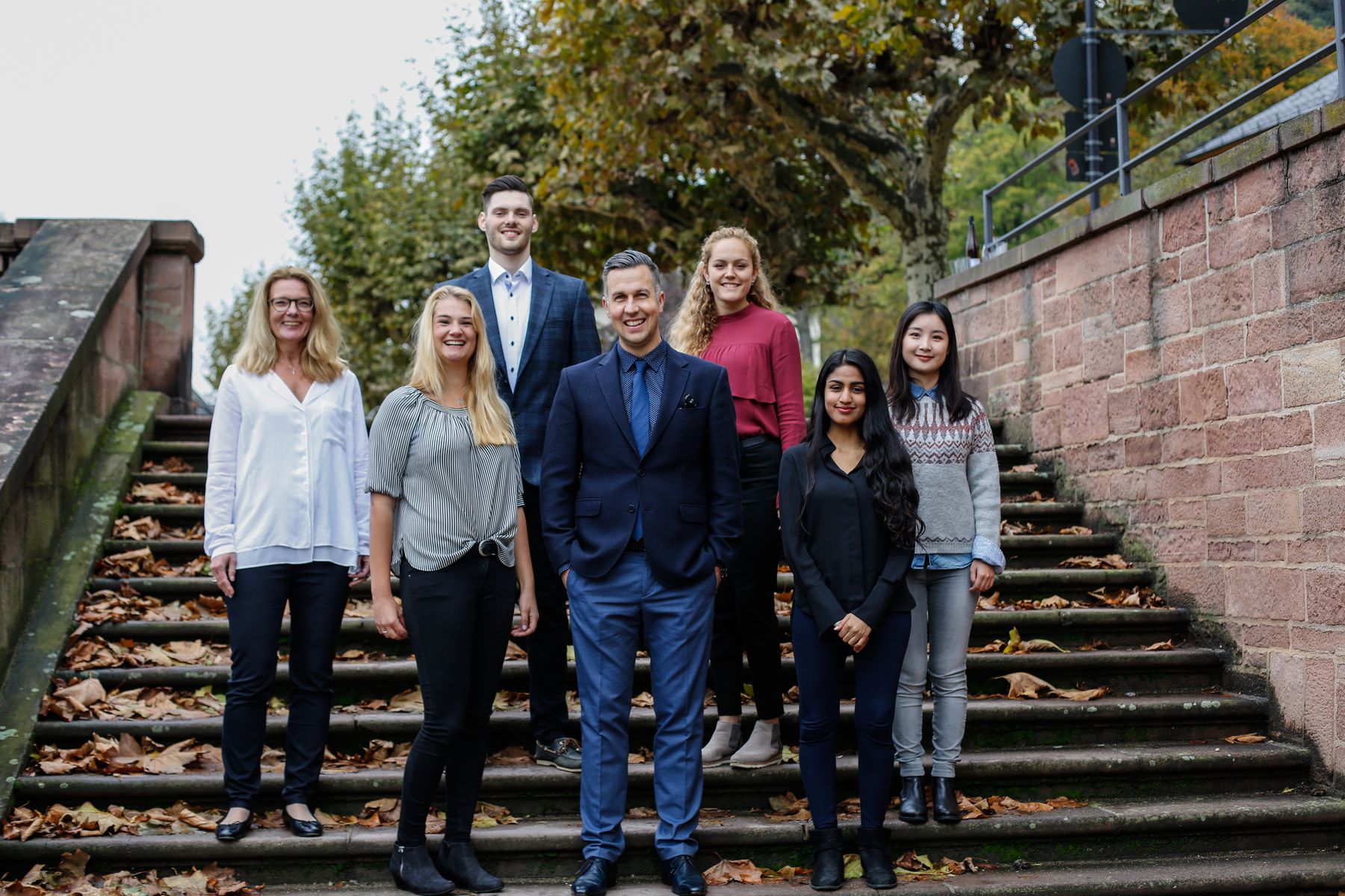 Das Team von Personal Wünsche auf einer Treppe in der Heidelberger Altstadt